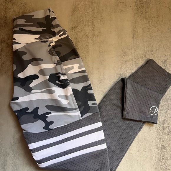 Bombshell grey camo leggings small - Picture 3 of 3